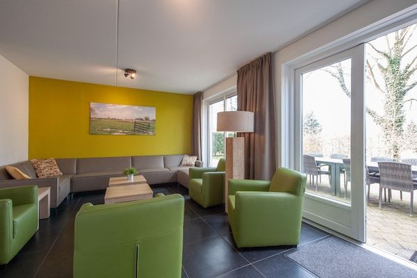 Woonkamer - Villa in Arcen met Zwembad en Gezinsfaciliteiten in Arcen (2)