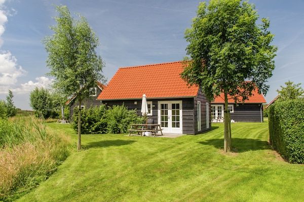 Buitenkant - Comfortabel vakantiehuis met terras in Wemeldinge (5)