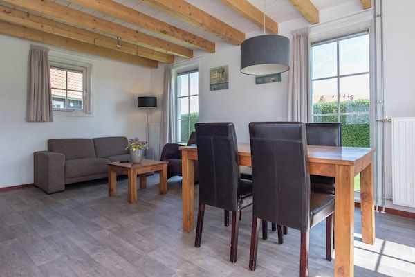 Woonkamer - Comfortabel vakantiehuis met WiFi in Wemeldinge (5)