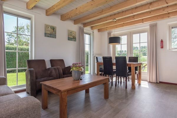 Woonkamer - Comfortabel vakantiehuis met WiFi in Wemeldinge (2)