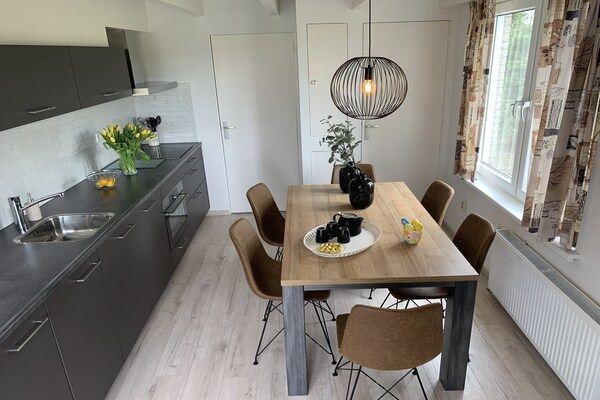 Eetkamer - Gezellig vakantiehuis met grote tuin in Zonnemaire (3)
