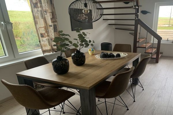 Eetkamer - Rustig vakantiehuis met tuin in Zonnemaire (3)