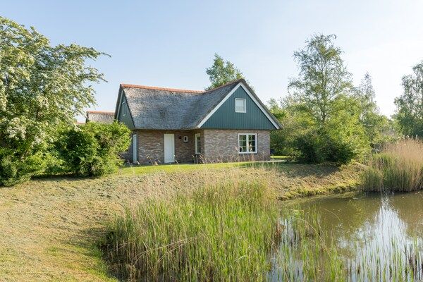 Buitenkant - Wellness Villa aan de Weerribben in Paasloo (1)