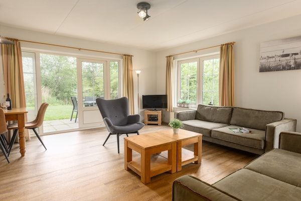Woonkamer - Wellness Villa aan de Weerribben in Paasloo (3)