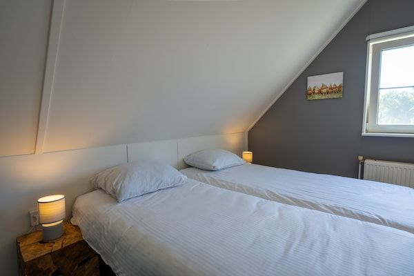 Slaapkamer - Wellness Villa aan de Weerribben in Paasloo (3)