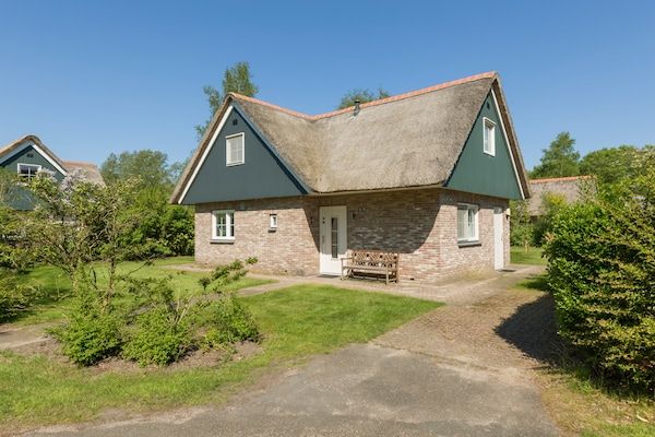 Buitenkant - Rieten villa in nationaal park in Paasloo (1)