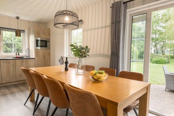 Eetkamer - Rieten villa in nationaal park in Paasloo (4)