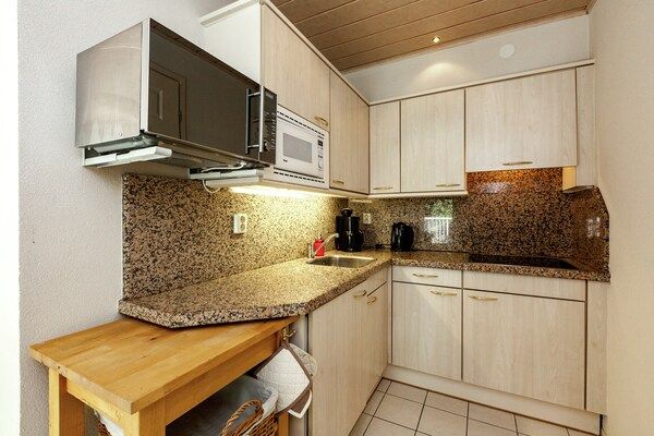 Keuken - Appartement in Oostkapelle bij Strand in Oostkapelle (2)