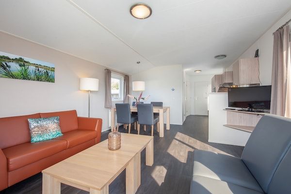Woonkamer - Huisje aan het meer met boot in Giethoorn (2)