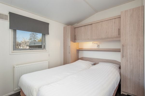 Slaapkamer - Huisje aan het meer met boot in Giethoorn (4)