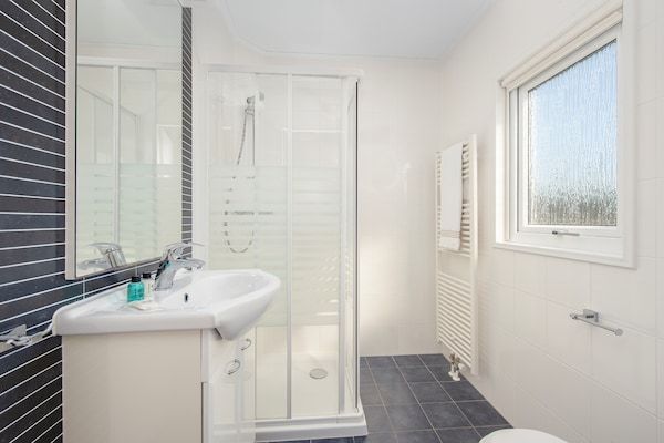 Badkamer - Huisje aan het meer met boot in Giethoorn (5)