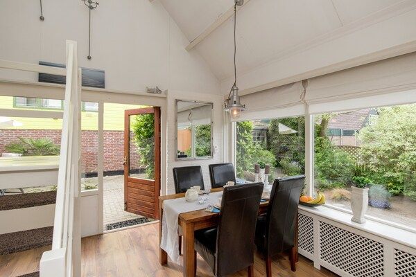 Eetkamer - Vakantiehuis in Noordwijkerhout bij Bos & Meer in Noordwijkerhout (2)