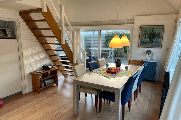 Eetkamer - Vakantiehuis bij Noordwijkerhout Strand in Noordwijkerhout (2)