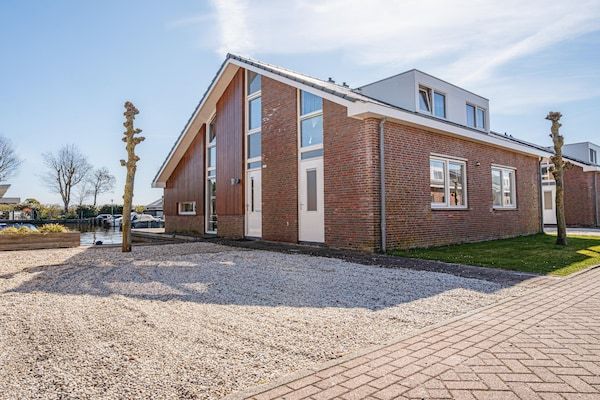 Buitenkant - Woonboot in Waterpark met Privésteiger in Uitgeest (1)
