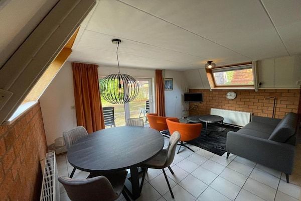 Eetkamer - Vakantiehuis in Friesland met Tuin in Sint Nicolaasga (3)