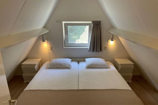 Slaapkamer - Vakantiehuis in Friesland met Tuin in Sint Nicolaasga (5)