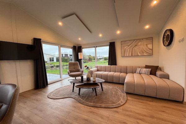Woonkamer - Gezellig Chalet Vlakbij Alkmaar in West-Graftdijk (3)