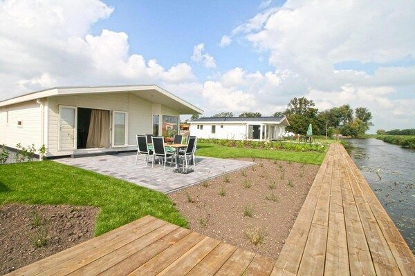 Terras - Gezellig Chalet Vlakbij Alkmaar in West-Graftdijk (5)