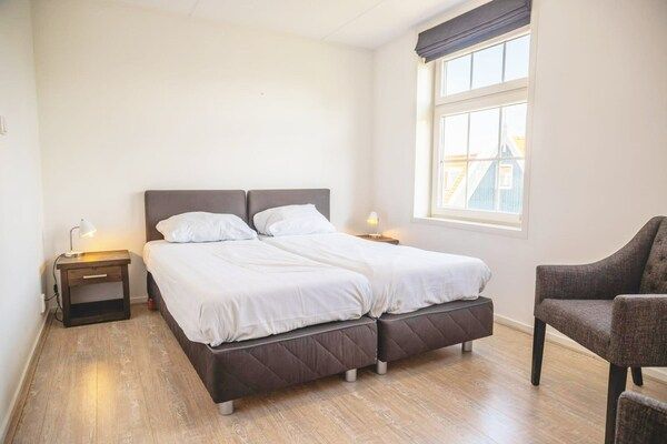 Slaapkamer - Traditioneel Nederlands Villaverblijf in West-Graftdijk (4)