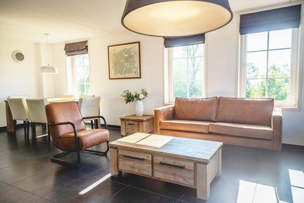 Woonkamer - Traditioneel Nederlands Villaverblijf in West-Graftdijk (3)