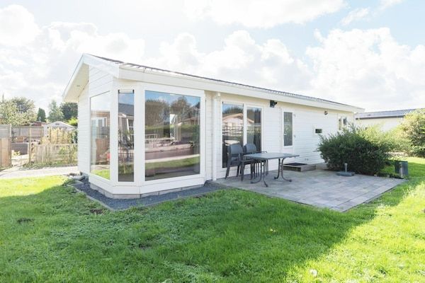 Buitenkant - Chalet met tuin in Zaanse stijl in West-Graftdijk (1)