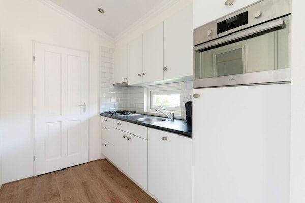 Keuken - Chalet met tuin in Zaanse stijl in West-Graftdijk (4)