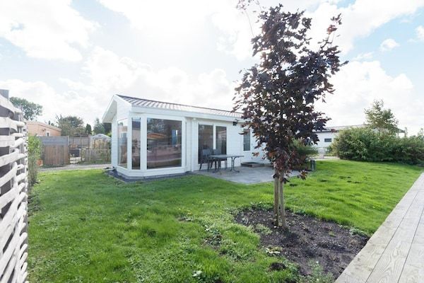 Buitenkant - Chalet met tuin in Zaanse stijl in West-Graftdijk (5)