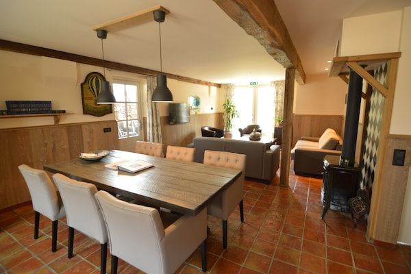 Eetkamer - Gezinswoning met trampoline in Haaren (2)