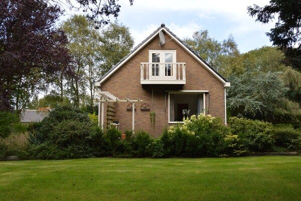 Buitenkant - Vakantiehuis Mantinge bij natuurgebied in Mantinge (1)