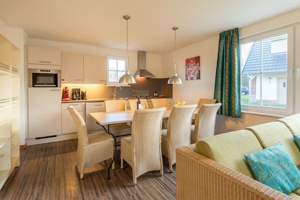 Eetkamer - Villa in Klein Vink met Thermaalbad toegang in Arcen (4)