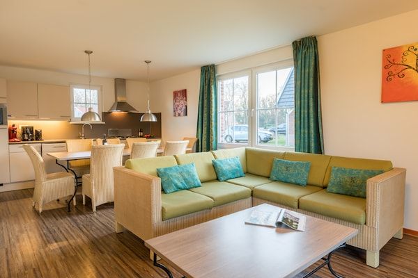 Woonkamer - Villa in Klein Vink met Thermaalbad toegang in Arcen (2)
