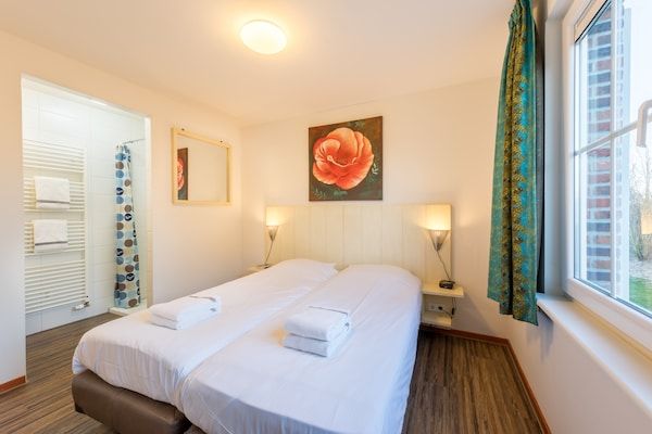 Slaapkamer - Villa in Klein Vink met Thermaalbad toegang in Arcen (3)