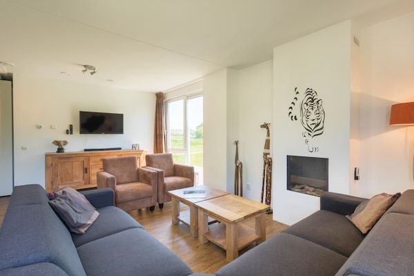 Woonkamer - Luxe villa met gedeeld zwembad in Paasloo (3)