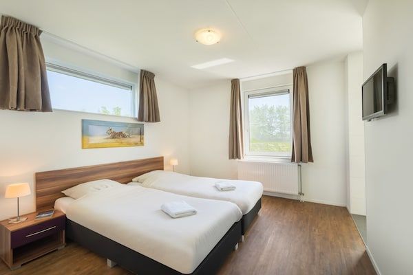 Slaapkamer - Luxe villa met gedeeld zwembad in Paasloo (5)