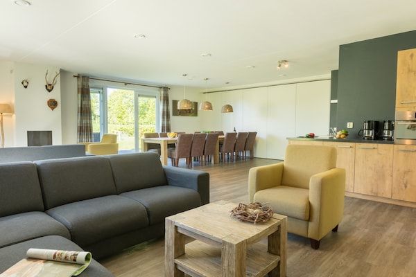 Woonkamer - Ruime villa in een nationaal park in Paasloo (3)