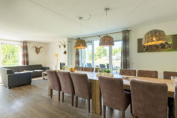 Eetkamer - Ruime villa in een nationaal park in Paasloo (4)