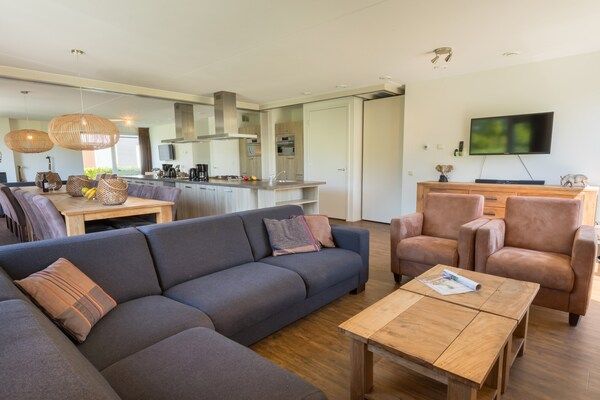 Woonkamer - Grote luxe villa in een nationaal park in Paasloo (3)