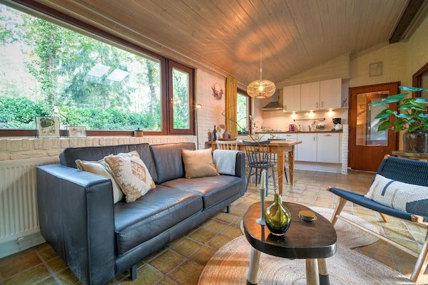 Woonkamer - Vakantiehuis Zorgvlied bij Drents-Friese Wold in Zorgvlied (2)