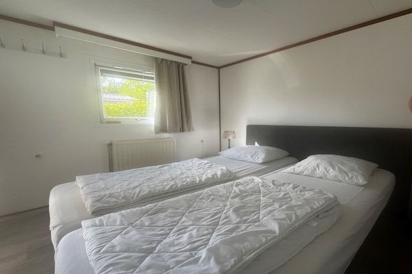 Slaapkamer - Chalet met vaatwasser vlakbij de Waddenzee in Hippolytushoef (5)
