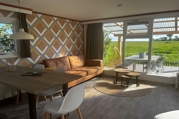 Woonkamer - Chalet met vaatwasser vlakbij de Waddenzee in Hippolytushoef (3)