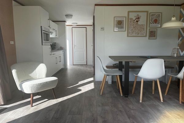 Eetkamer - Chalet met vaatwasser vlakbij de Waddenzee in Hippolytushoef (4)