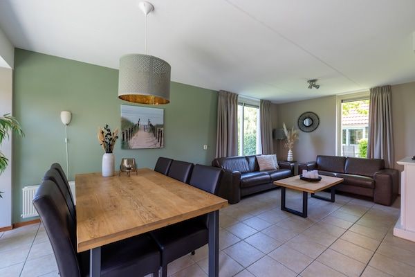 Woonkamer - Wellnessvakantiewoning voor 6 personen met sauna nabij het IJsselmeer in Andijk (3)