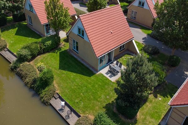 Buitenkant - Wellnessvakantiewoning voor 6 personen met sauna nabij het IJsselmeer in Andijk (1)