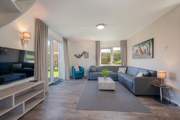 Woonkamer - Vakantiehuis in Nederland met Tuinterras in Kamperland (2)