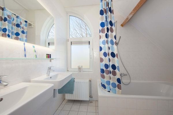 Badkamer - Vakantiehuis in Nederland met Tuinterras in Kamperland (5)
