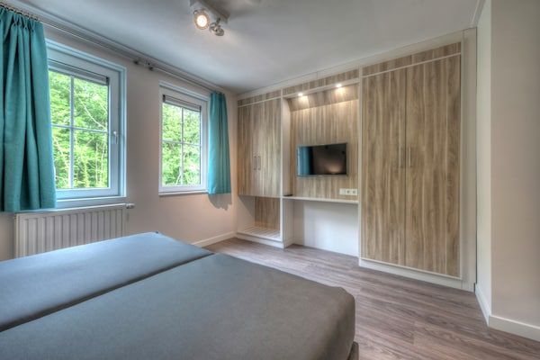 Slaapkamer - Luxe villa bij Noordzee met sauna in Koudekerke (4)