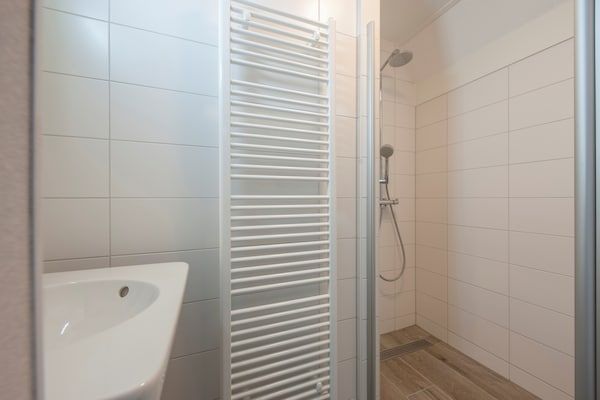 Badkamer - Luxe villa bij Noordzee met sauna in Koudekerke (5)