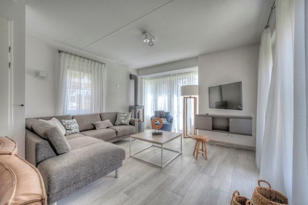 Woonkamer - Luxe villa bij Noordzee met sauna in Koudekerke (2)