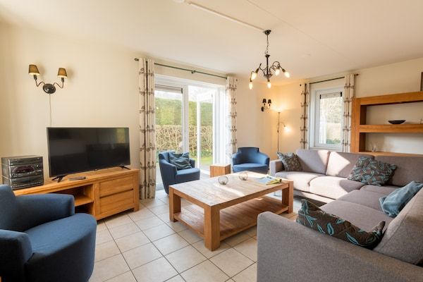 Woonkamer - Villa in De Banjaard met Sauna in Kamperland (2)