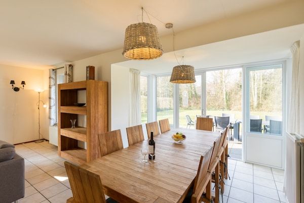 Eetkamer - Villa in De Banjaard met Sauna in Kamperland (3)